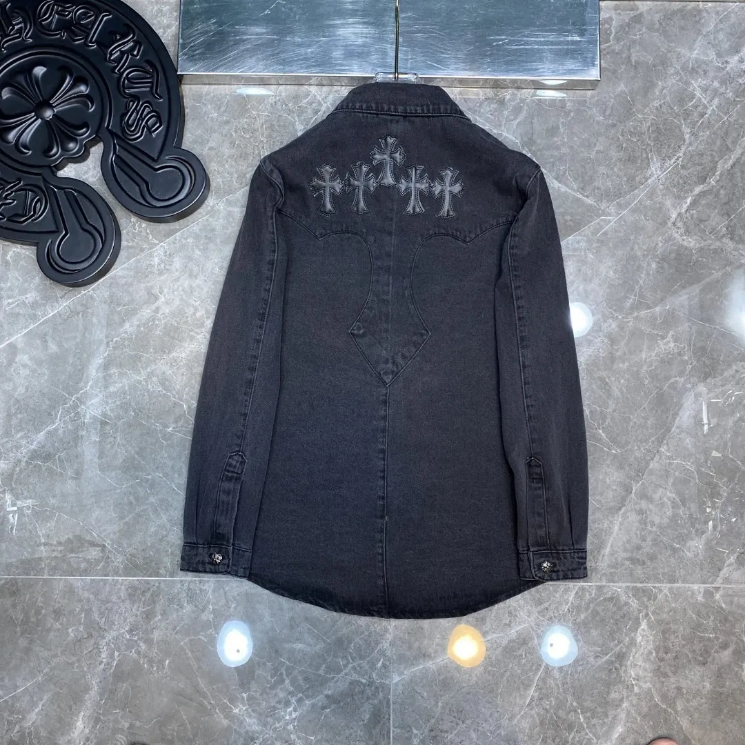 P256 Chrome Hearts customized autumn and winter shirt series, classic patchwork embroidered leather denim, exclusive custom weaving and dyeing, 100% pure cotton high weight denim fabric, high-tech washing! Heavy enzyme stone rinse! Original hardware mold opening! ⭐Specially customized pocket design on the front panel ⭐Thickened leather patchwork on the back panel ➕Patchwork design The most simple and versatile denim shirt this season Suitable for all kinds of outfits and can be worn in all seasons 🌈Recommended color: black 🌈Code numbers: S, M, L, XL